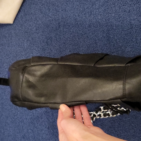 Black guess purse with silver accent - Picture 2 of 6